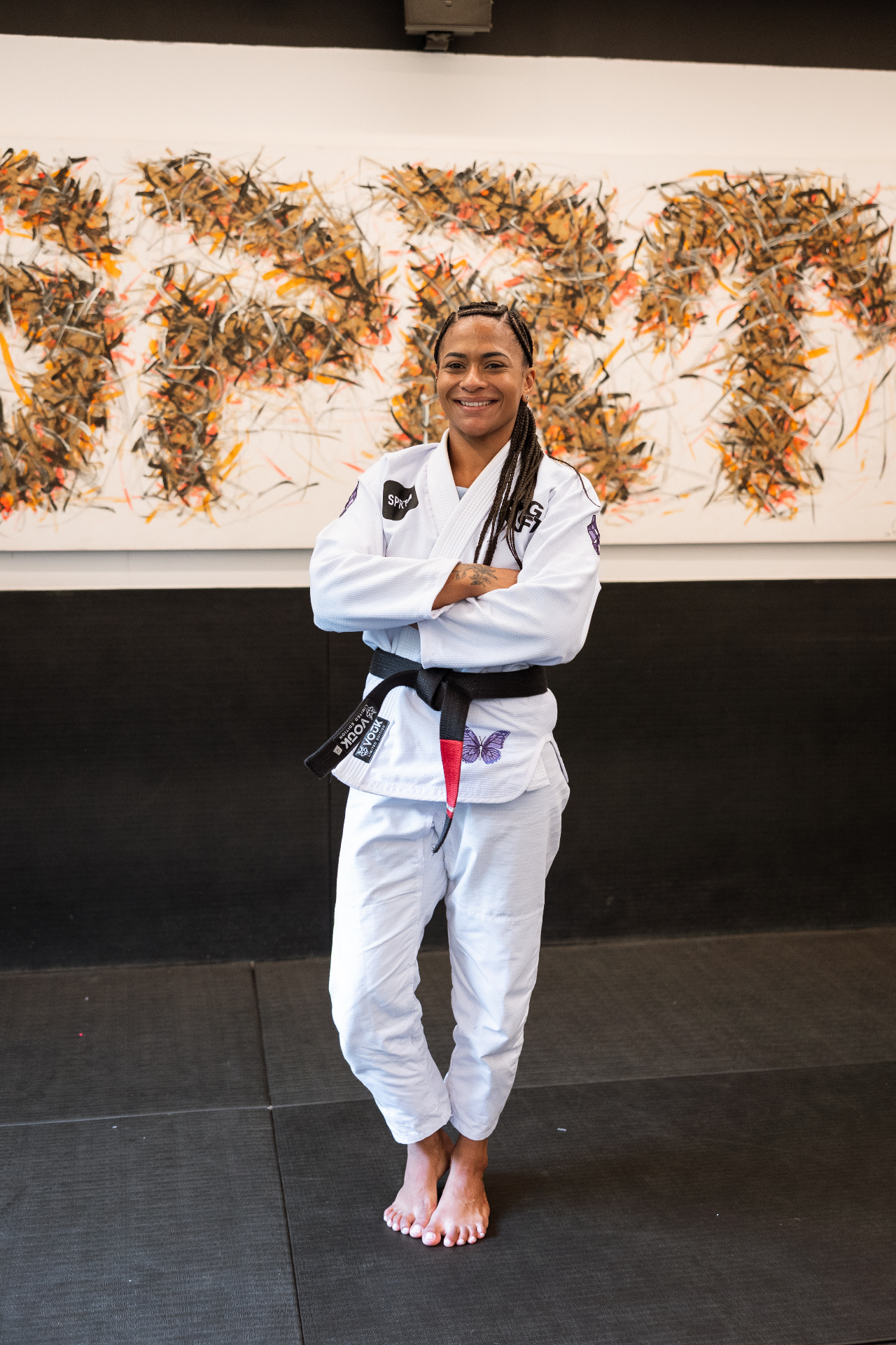 Vitória Vieira, faixa-preta, em pé no dojo